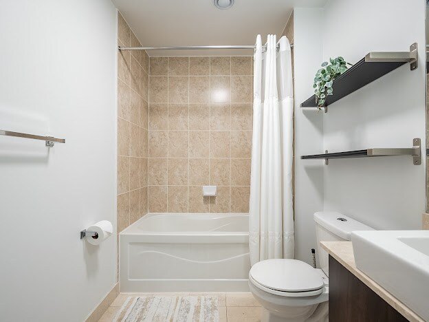 Less than*500m* to everything! DT T.O+Parking gallery image 4