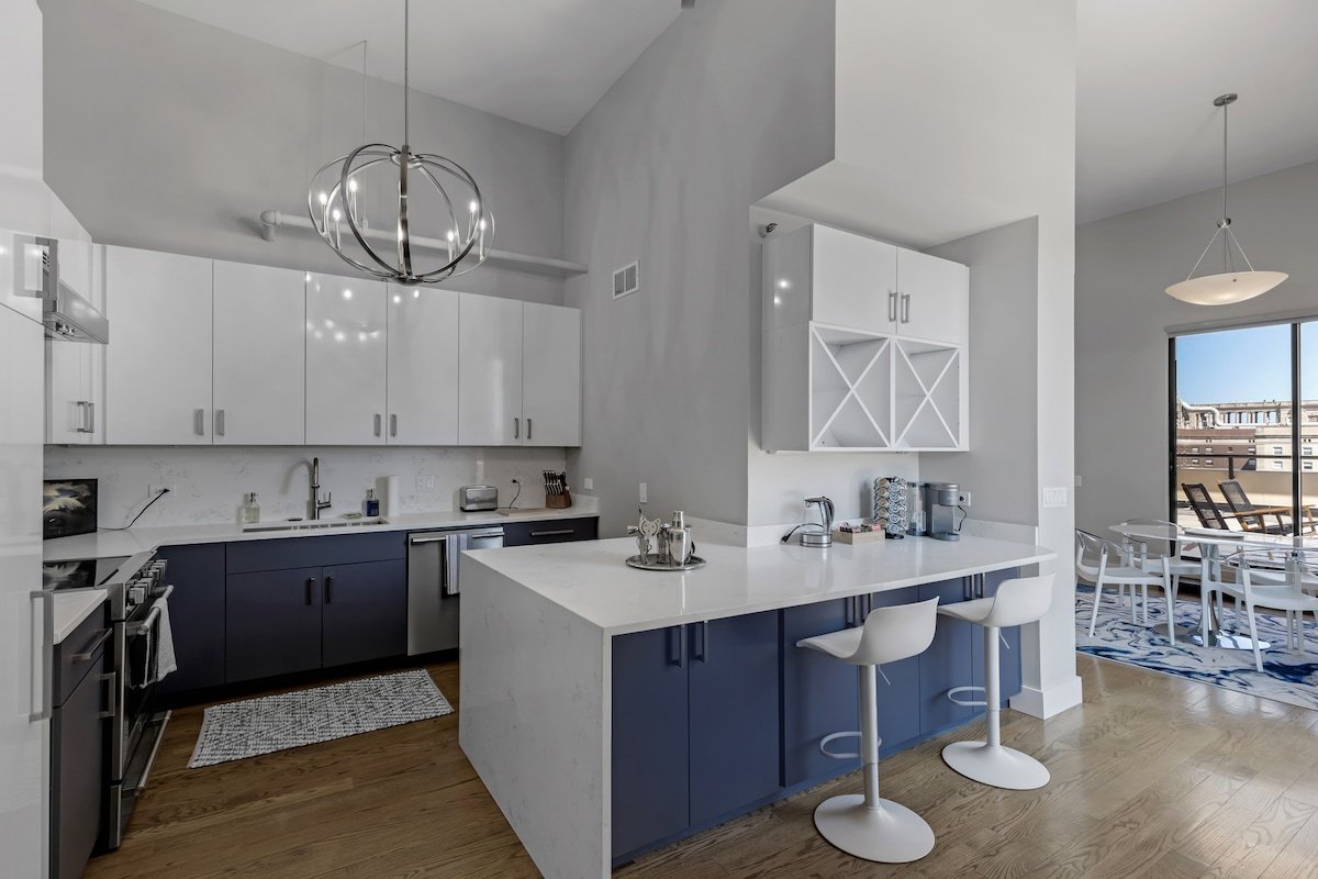 Dtown Penthouse 11+Parking, Gym, Pvt Patio, Pool gallery image 5