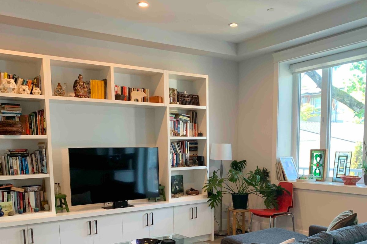 Modern home, sleeps 6-8, centrally located gallery image 5