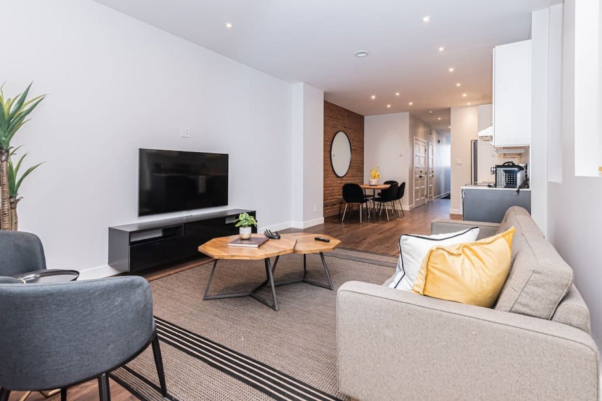 Vast and perfectly located flat by Denstays gallery image 3