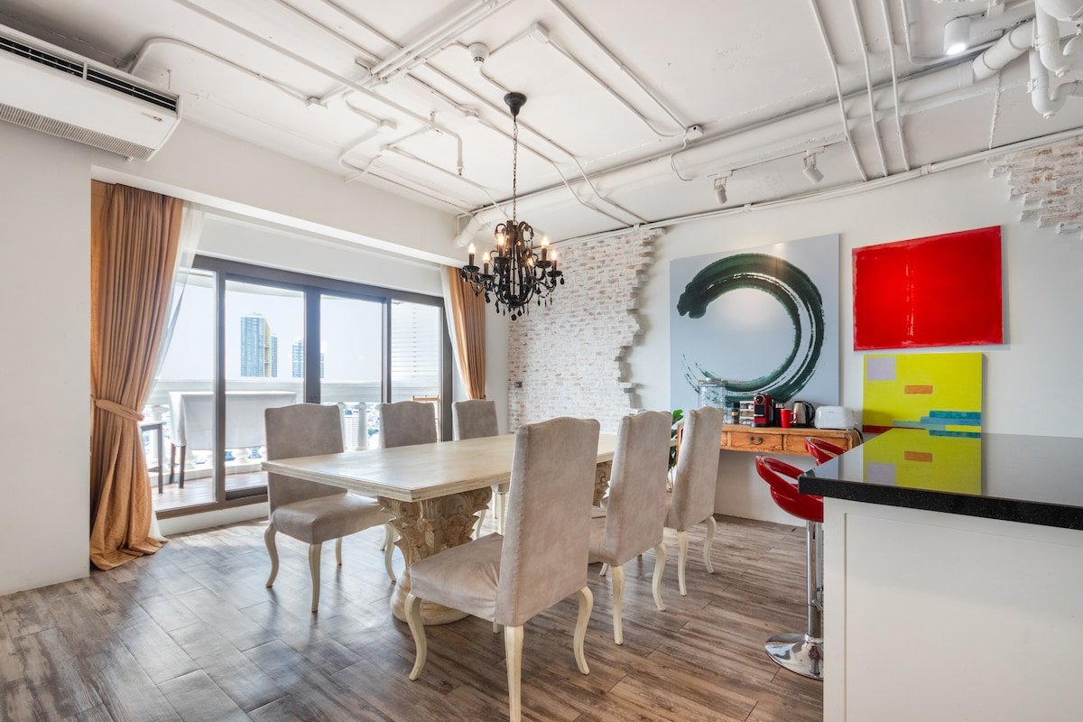Designer Loft with Stunning RiverView+Free Pick-Up gallery image 5