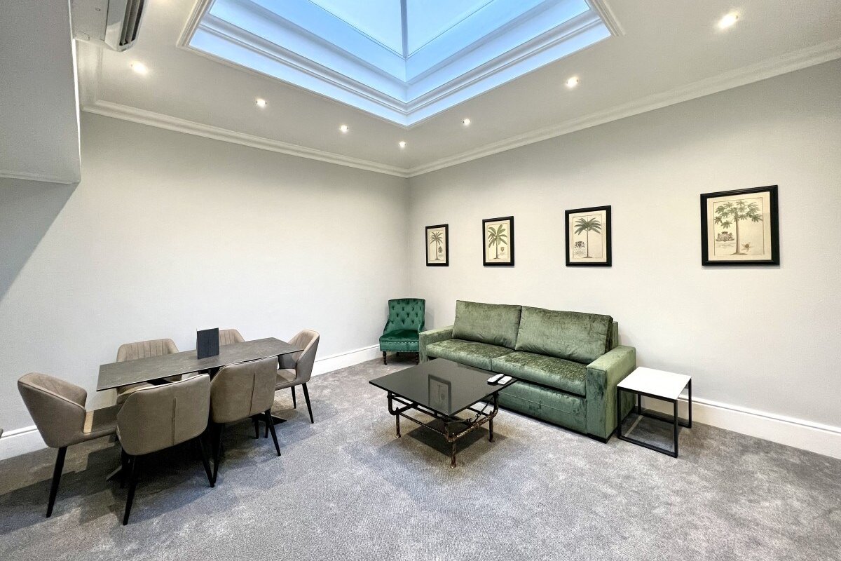 3 bed/3 Bath Modern Flat, Patio, Sky TV, AC gallery image 3