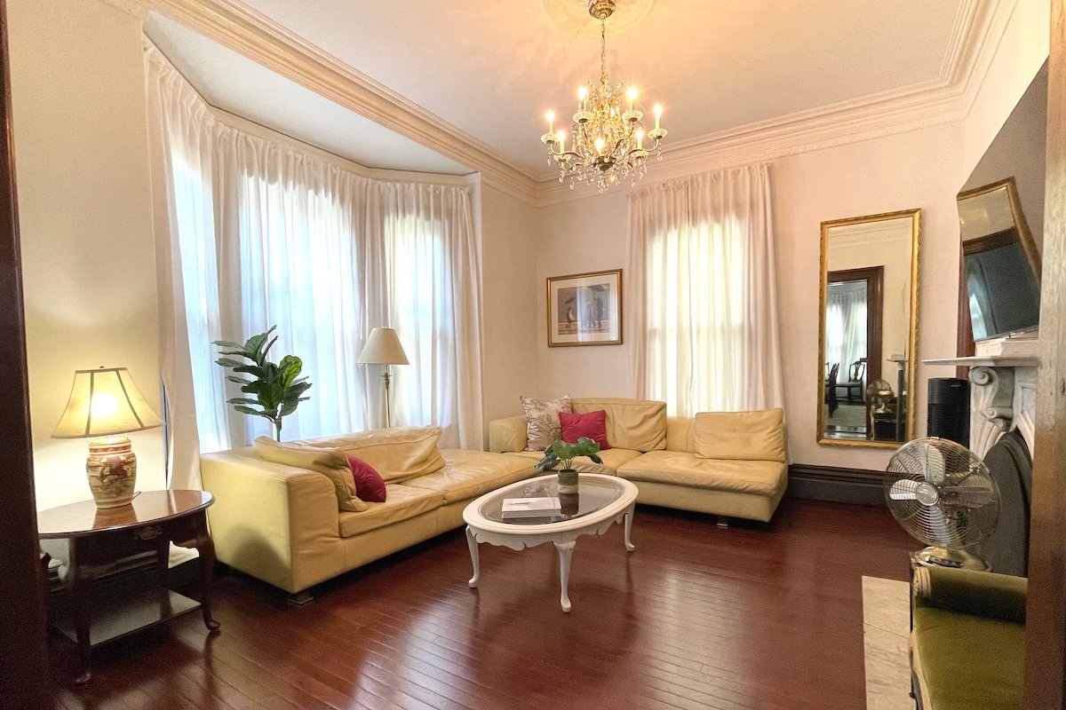 Spacious Harvard mansion 4+br 3.5ba free parking gallery image 4