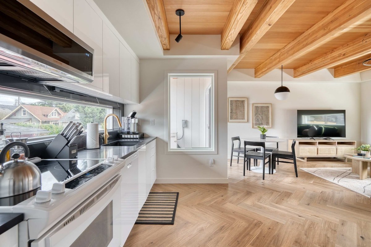 3BR Townhome | Alberta Art, Eats, & Style gallery image 4