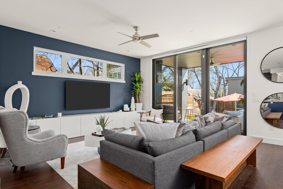 Modern Urban Oasis w/ Pool, Jacuzzi & City Views gallery image 4