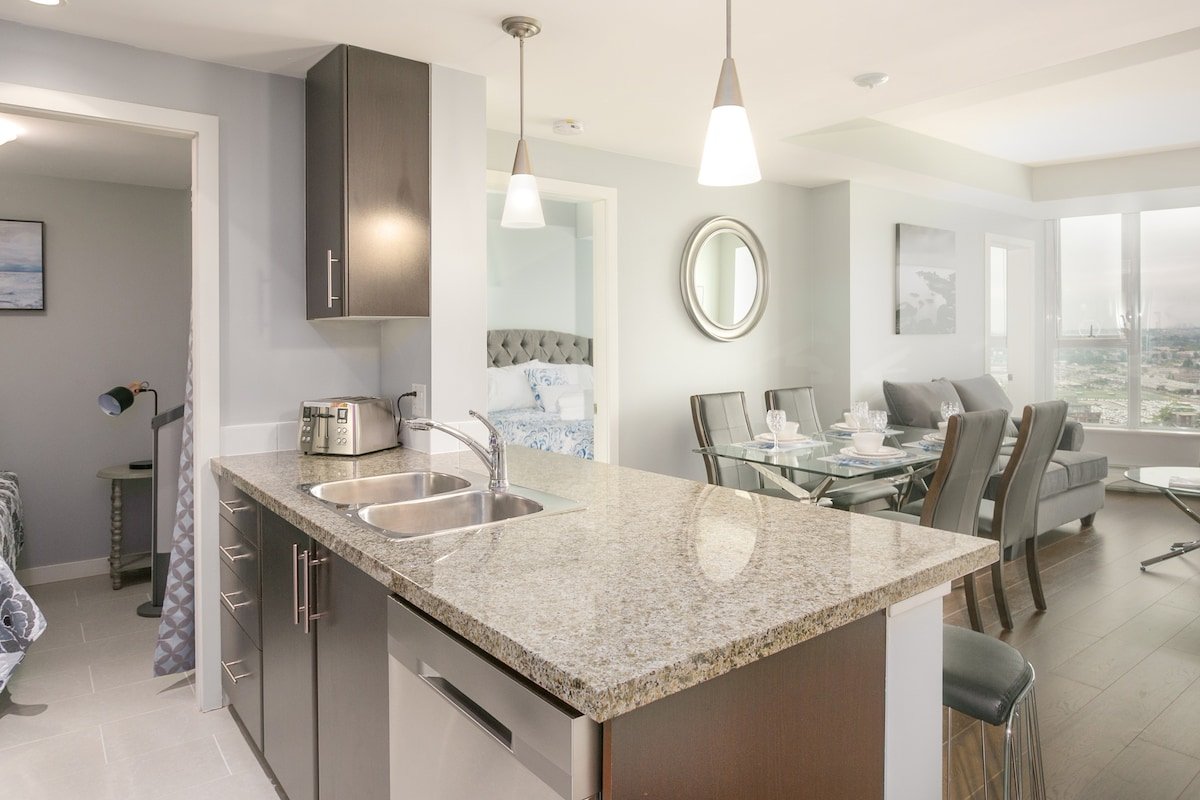 Outstanding views! Free parking.pool A/C Licensed gallery image 3