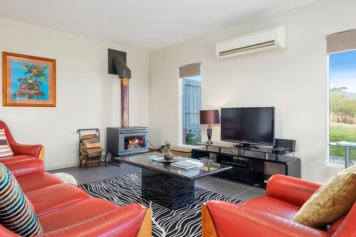 Waterfront Bruny Island Stay; Beach, Views, Luxury gallery image 5