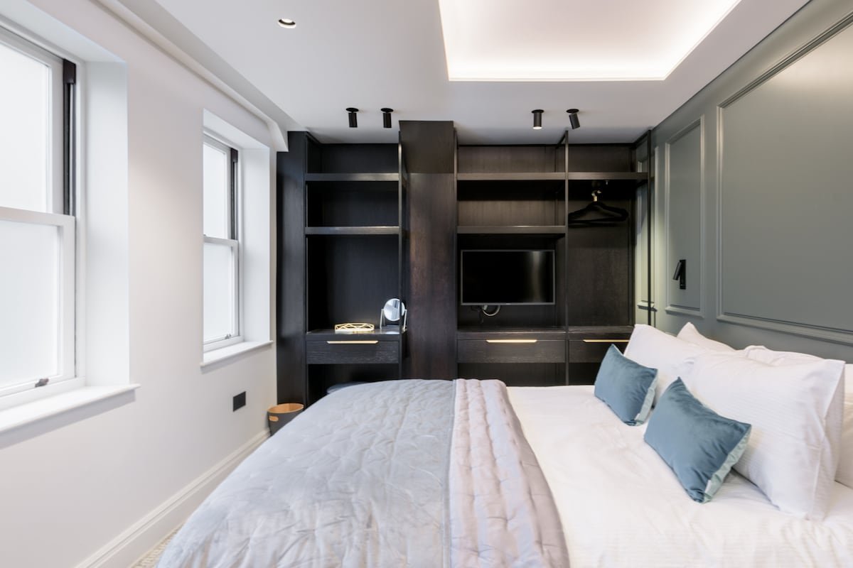 Minimalist Mayfair Abode with Elegant Panelling and Parquet gallery image 3