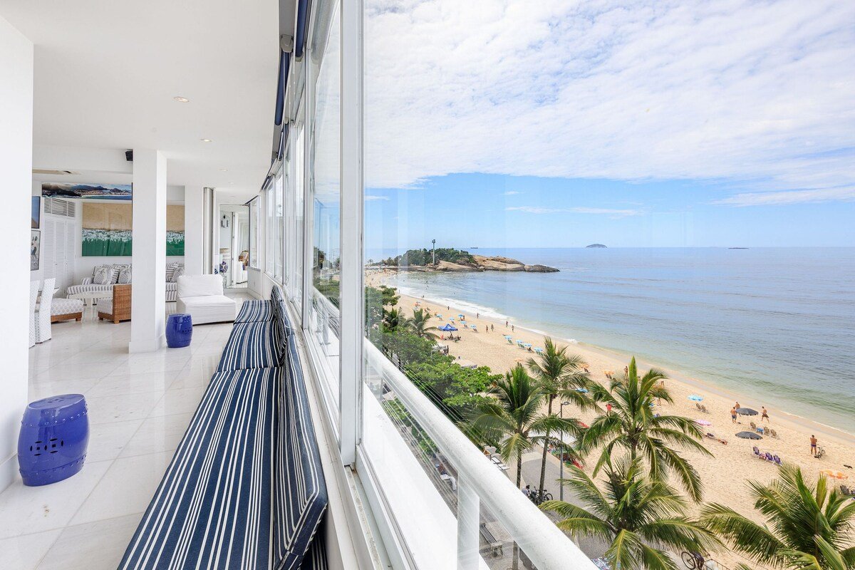 Rio082 – Charming beachfront apartment in Ipanema gallery image 3
