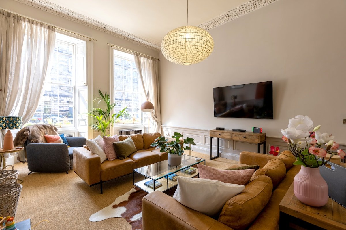 Luxurious Scotland street main door apartment gallery image 2