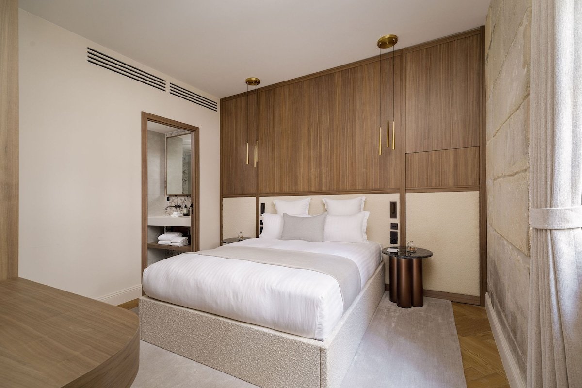 ONIRI 3-BR/3Ba with Services – Le Marais gallery image 3