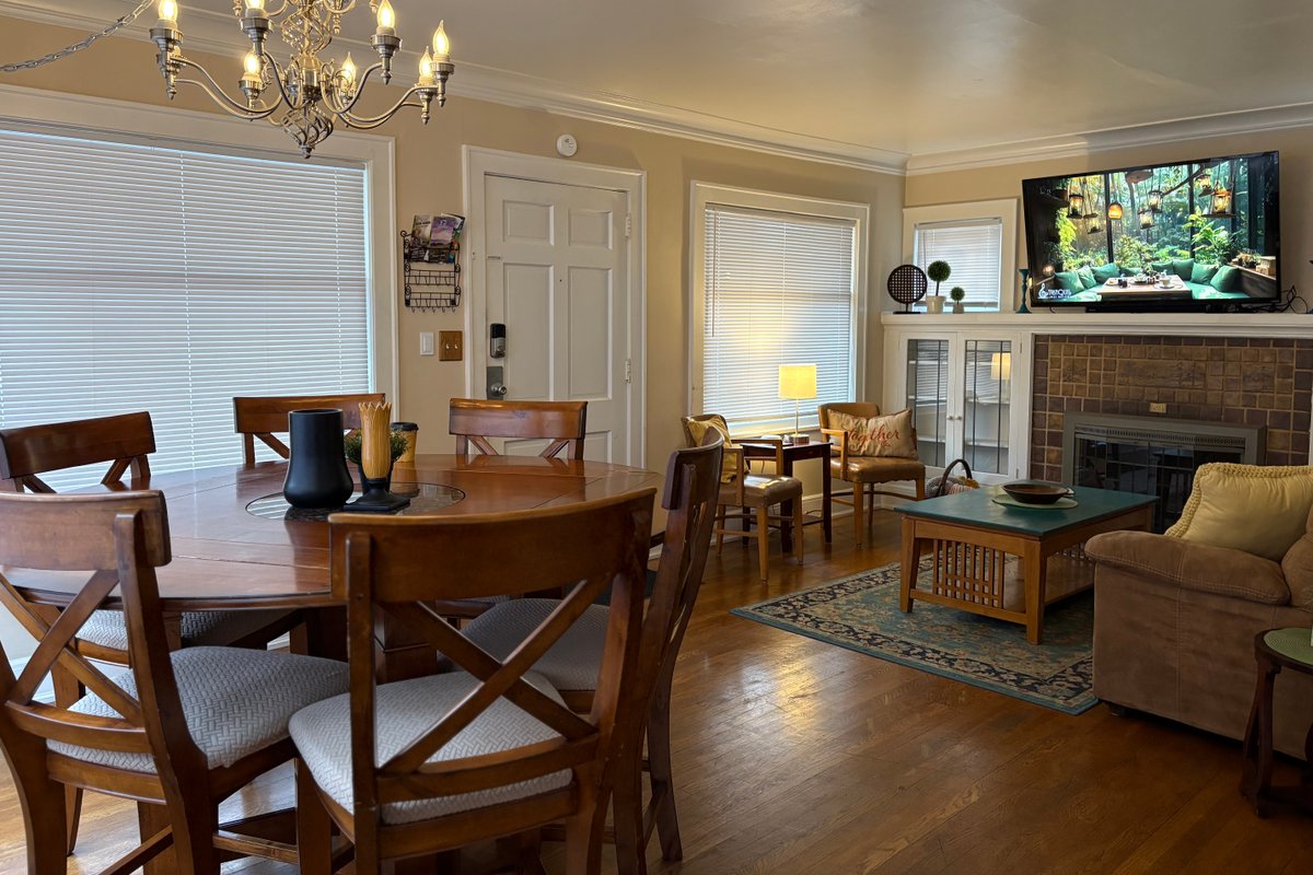 *Seattle-Queen Anne* 7 BR 3 BA. *One Block to SPU*