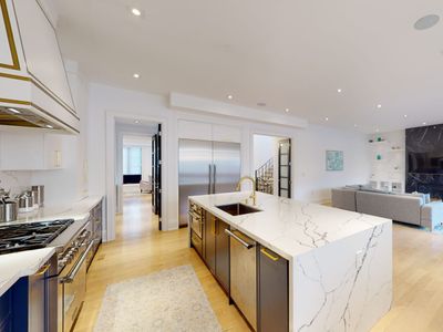 Executive Home in Toronto [4 bedrooms4 Bath]