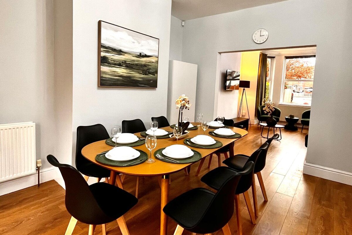 Spacious 6 bedroom house Altrincham gallery image 5