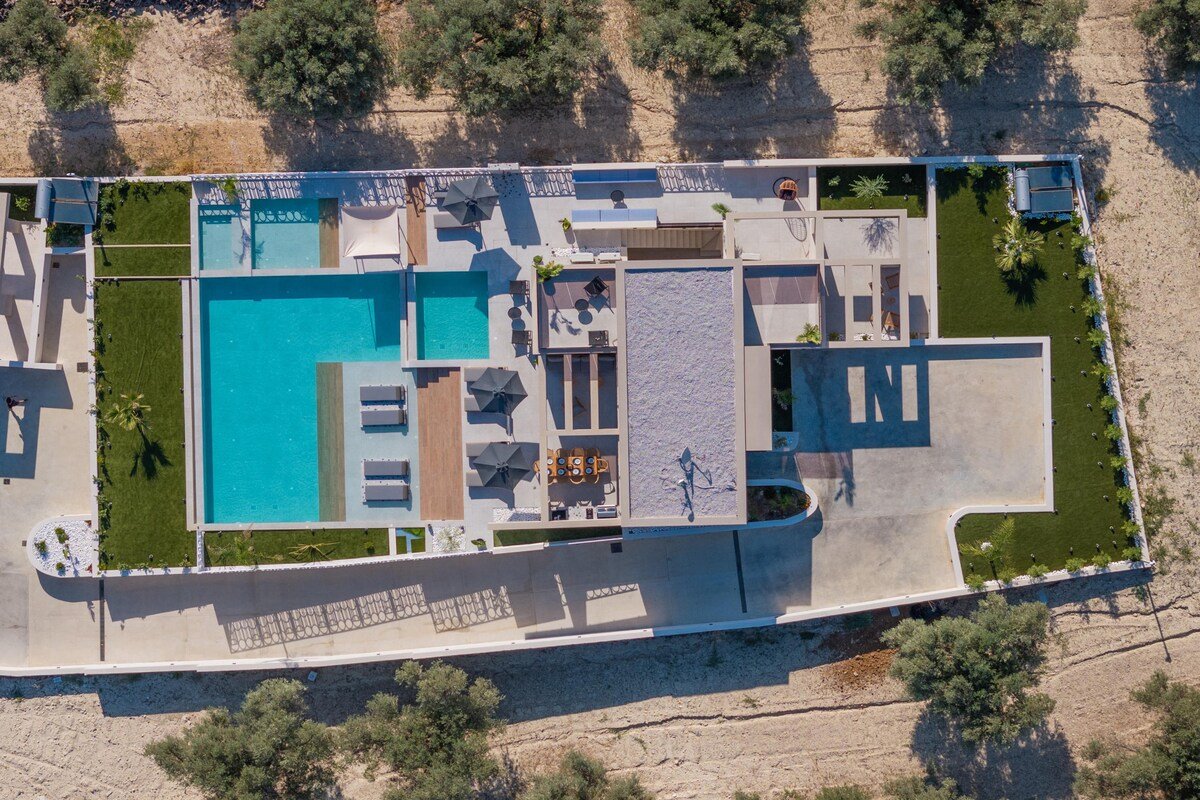 Dive into Bliss! Summer Oasis of Elegance & Joy gallery image 5