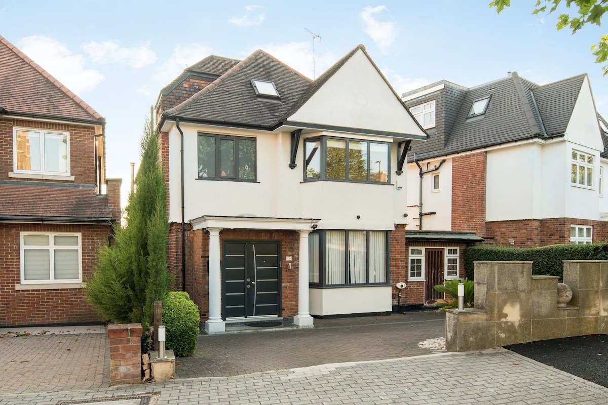 6BR House | Heated Pool & Parking | North London. gallery image 2