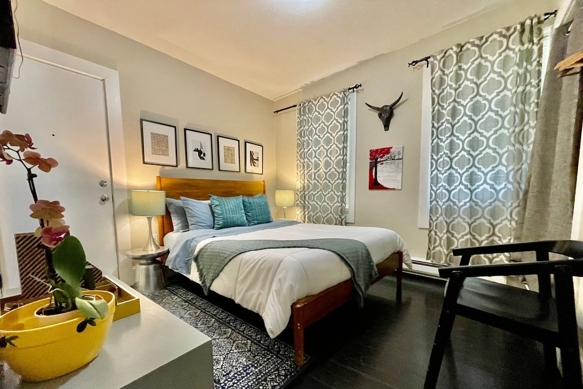 Gorgeous Huge Duplex 3 baths sleeps 6 Parking gallery image 2