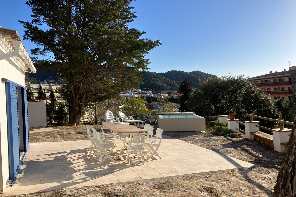 BIG HOUSE with BBQ and dining room outside gallery image 5