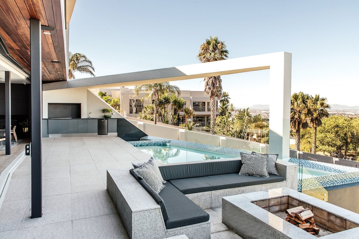 Panoramic Ocean & Mountain views, Luxurious Design gallery image 3