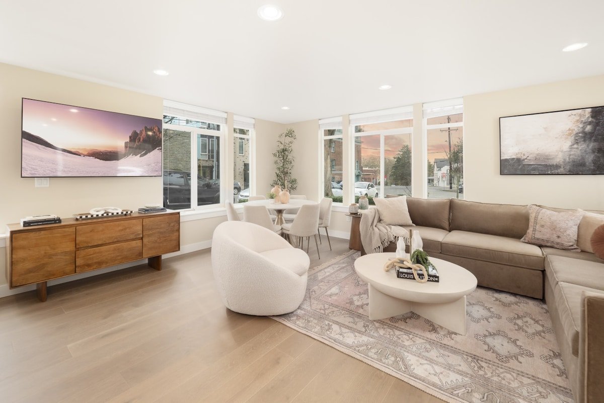 Modern Townhome w/ Rooftop Deck, Walk to Greenlake gallery image 3