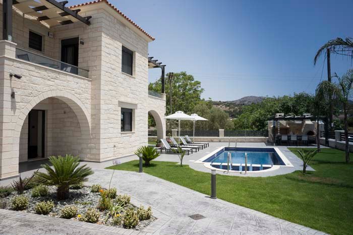 Villa Almyrida 200m from the beach