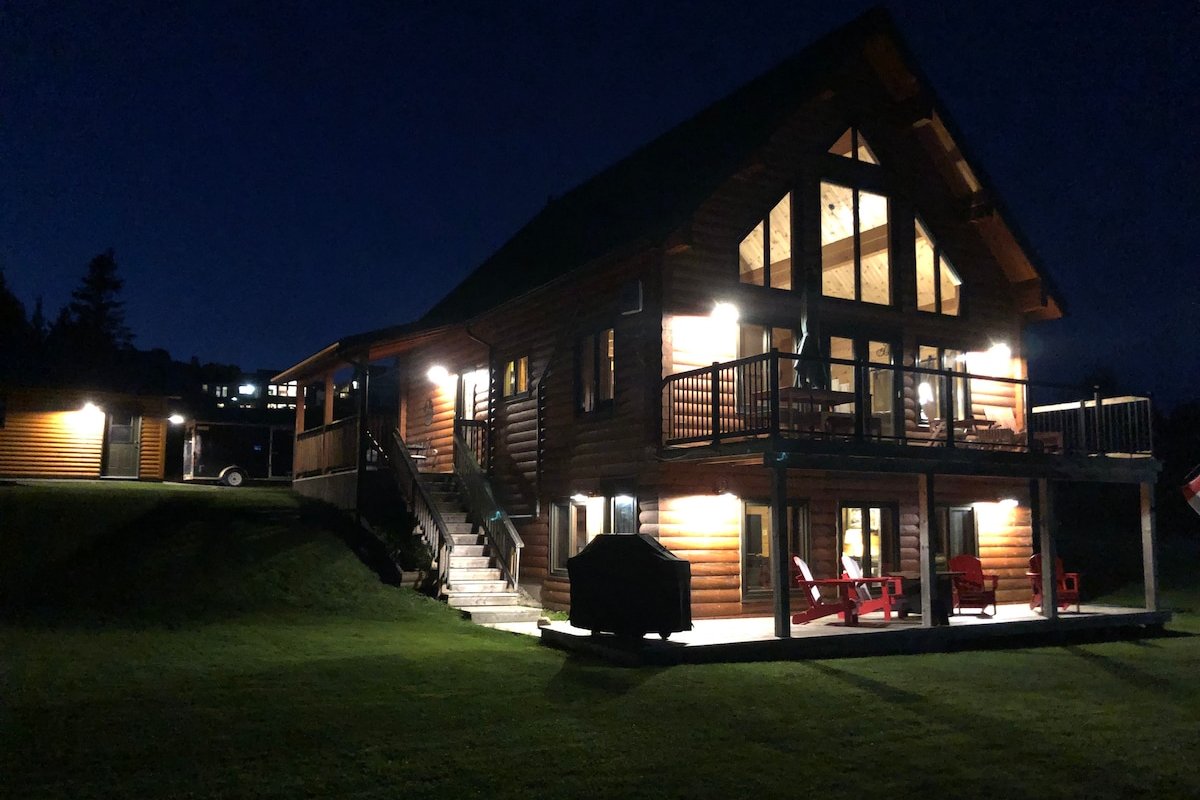 White Tail Ridge – Stunning chalet with Bay view gallery image 2