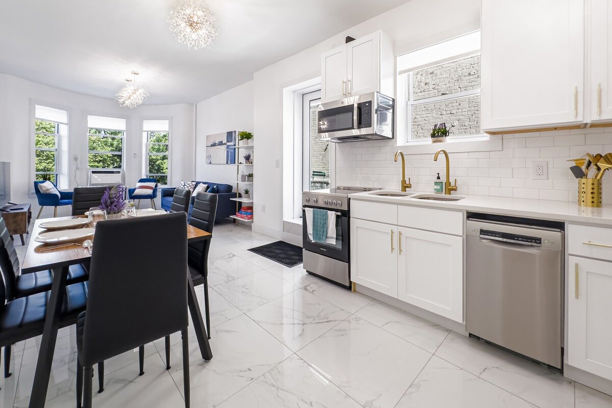 New 6 Bed 3 full Bath Duplex 2decks, at the train! gallery image 3