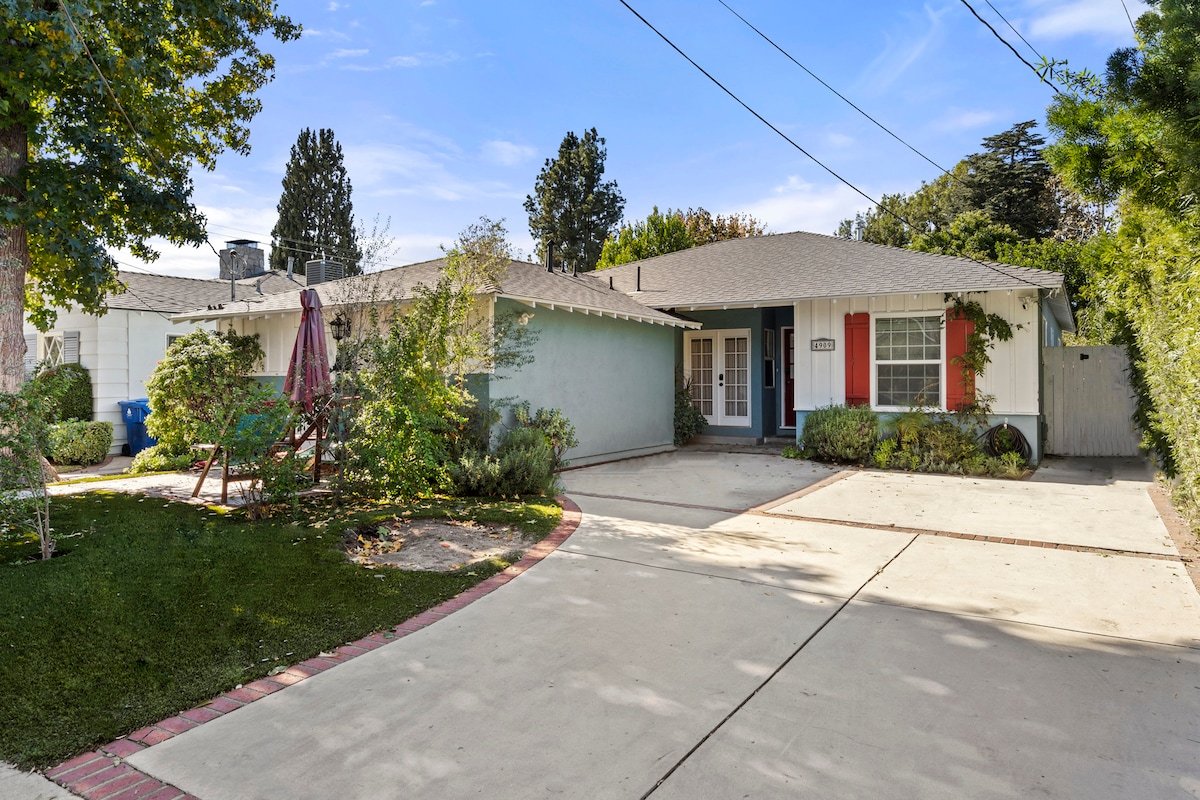 Charming 3BR Studio City Home with Pool & Backyard gallery image 4