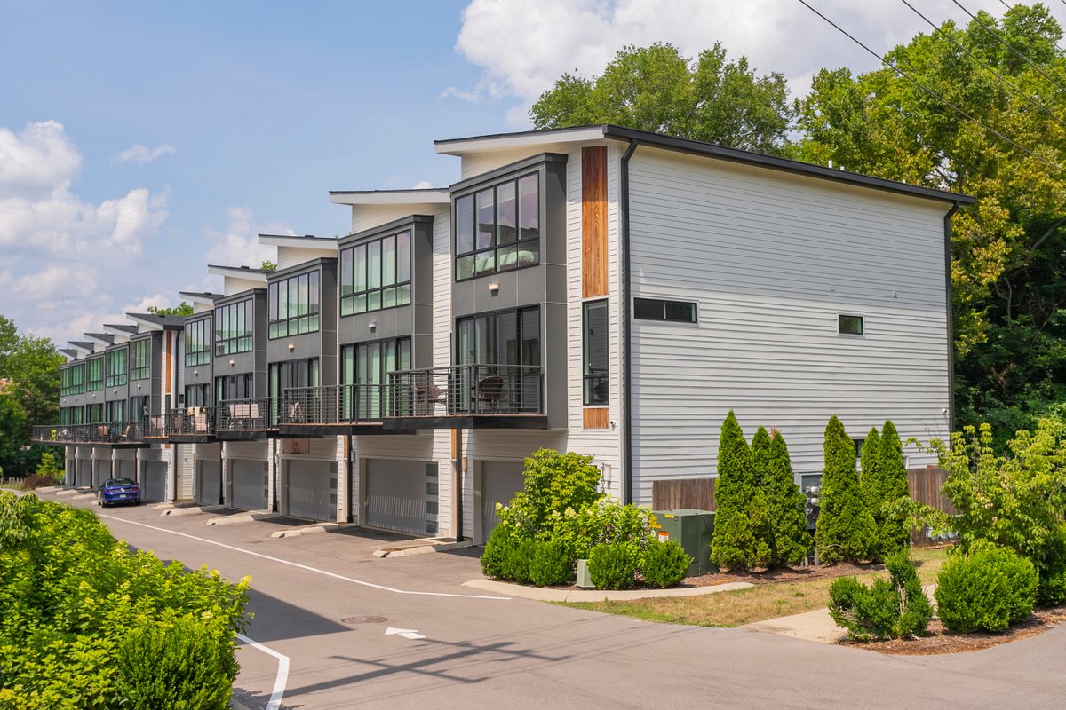 2 NEW homes! Sleeps 22! 5 minutes to Broadway & DT