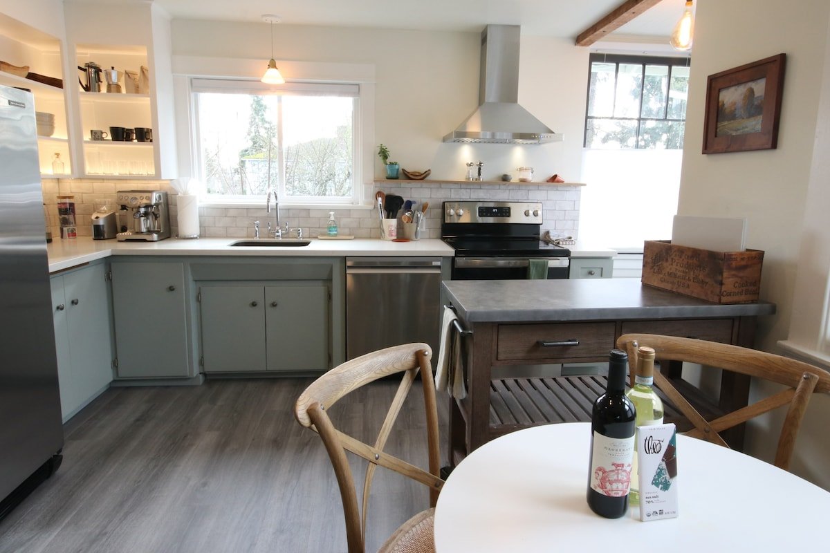 1912 Historic Craftsman • 5bd • A/C • Dogs • EV gallery image 3