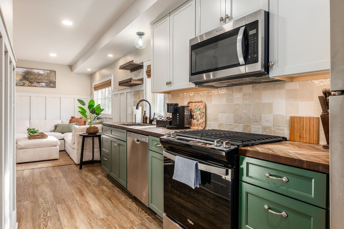 Creekside Cottage- HotTub, FirePit & Winery Nearby gallery image 5