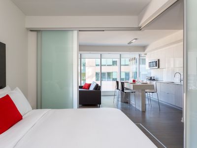 Luxury Two Bedroom Suite ★ Steps from Parliament ★