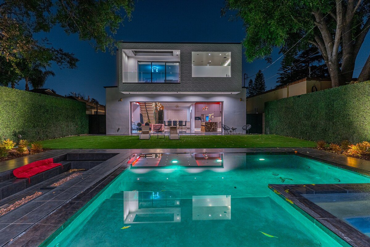 ৎ୭ Kling Manor Lux ৎ୭ pool, Hot tub, and more. gallery image 2