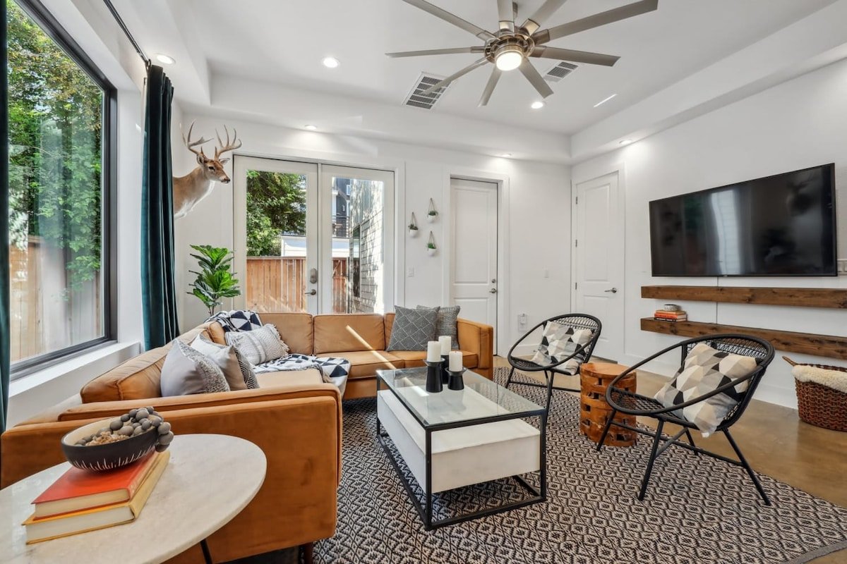 Spacious and Sleek Modern Elegance |Heated Pool gallery image 5