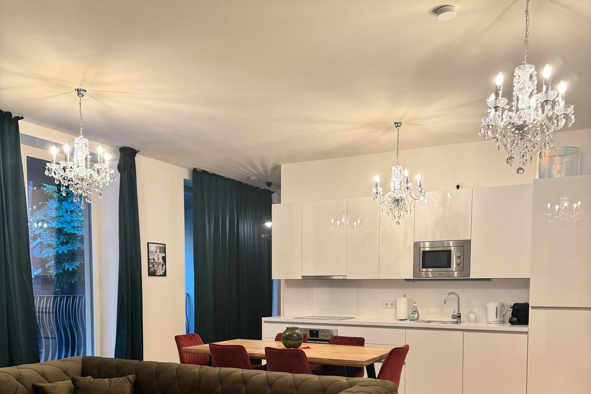 Elegant Escape: 3 BRs, Near Museums & Parliament