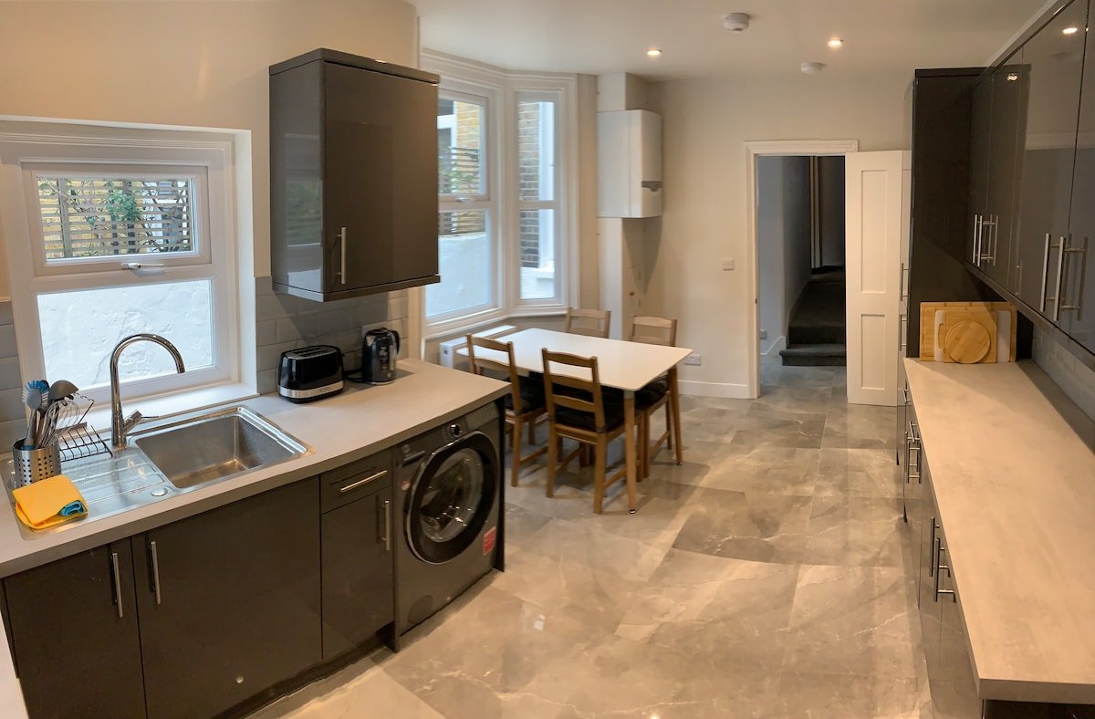 Stunning House in central location gallery image 3