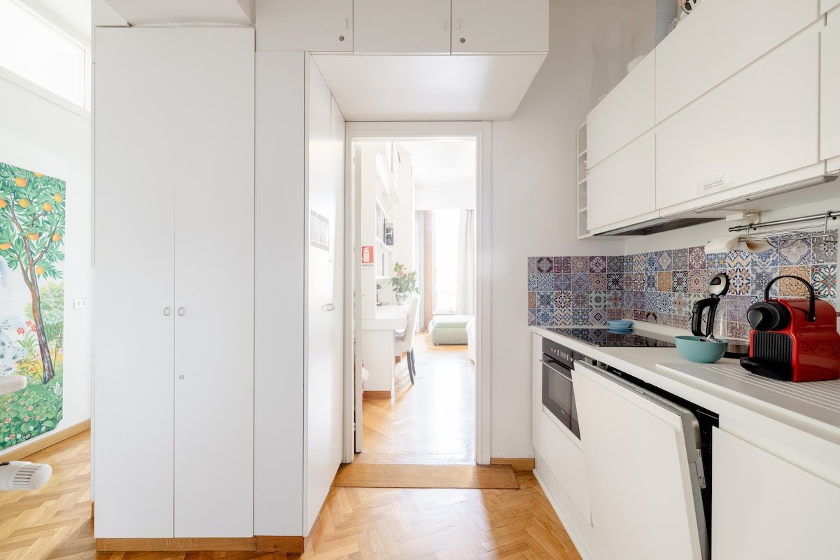 Snow White in the Tiberina Island. gallery image 3