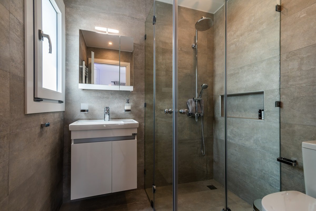 White Rock ☆ Plathiena Suite gallery image 5