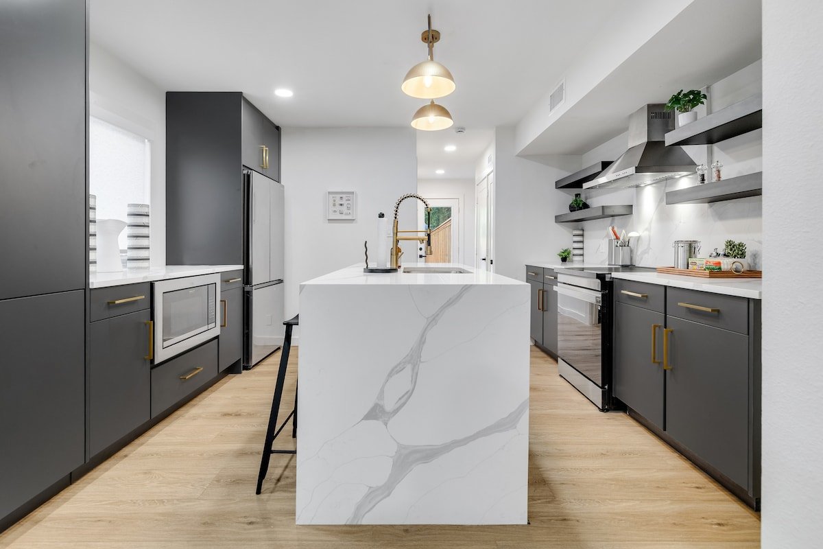 Heated Pool + Massive Backyard + Downtown Dallas! gallery image 4