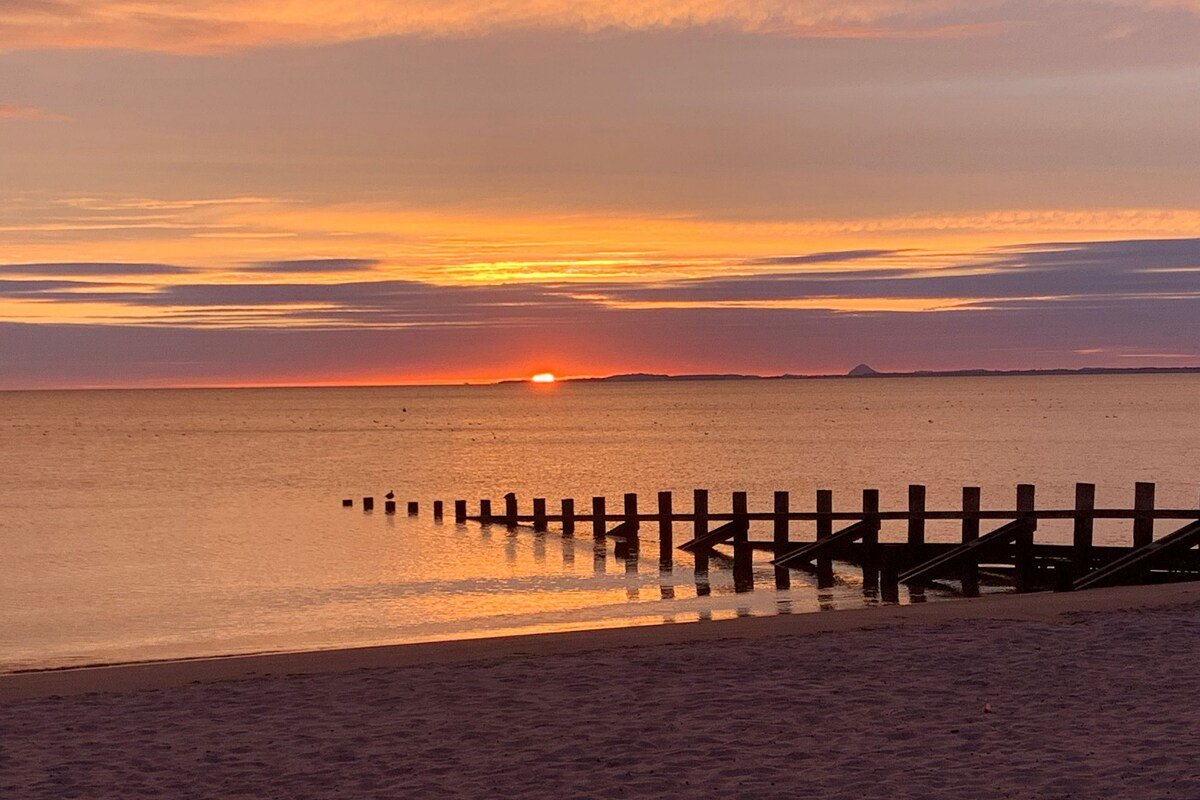 Large,sunny, 4/5 bed seaside house close to beach gallery image 4