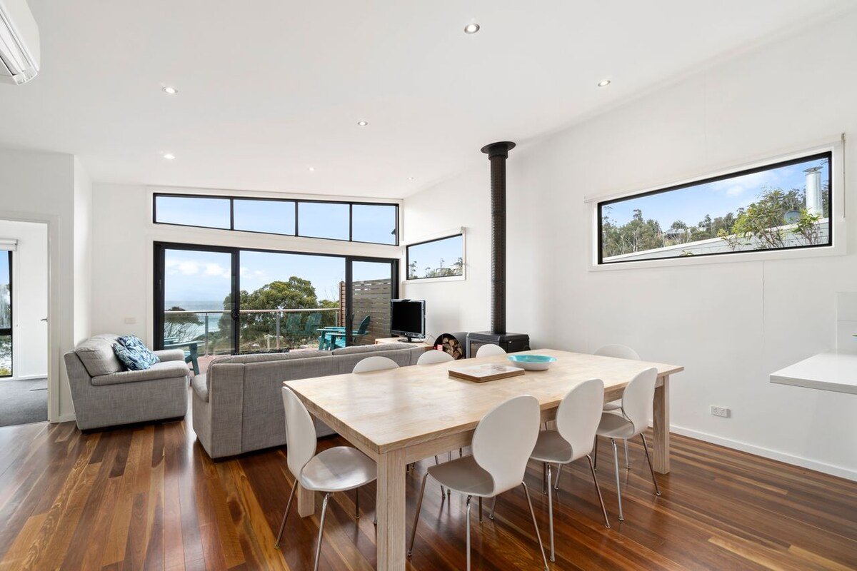 Earth Sea Sky – light filled family home gallery image 5