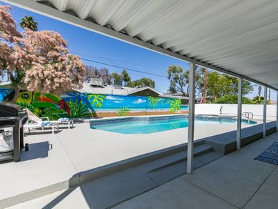 Gorgeous 6 Bed Oasis w/ Pool! 3 Mins to the Strip!