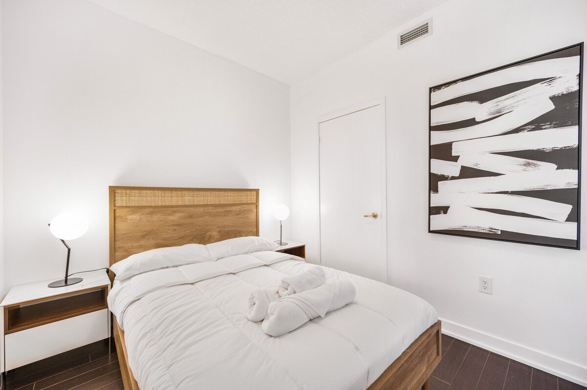 Spacious 2 BR Waterfront Condo w/ $1,000,000 View gallery image 4