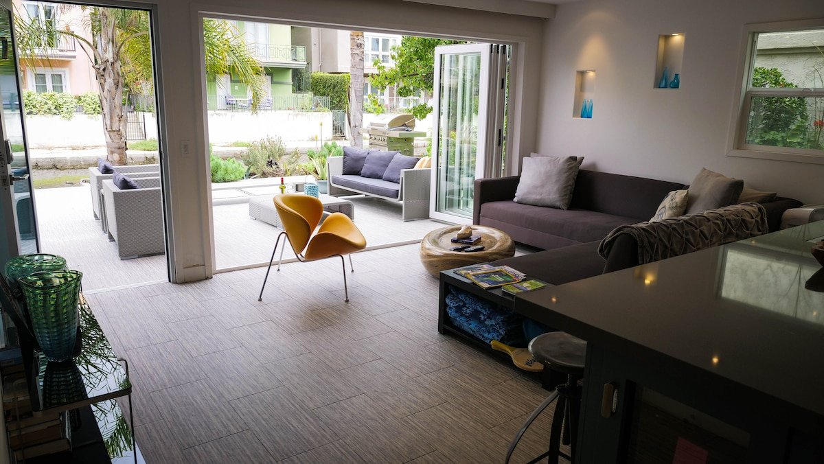 Luxury on the Venice Canals | Walk to Beach gallery image 2