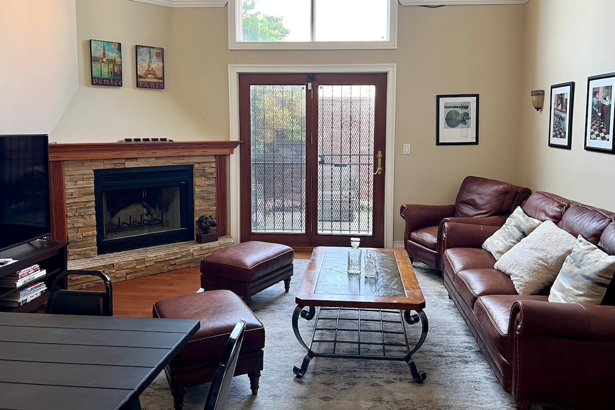 Downtown Elegance ✨ Private Yard Parking gallery image 2