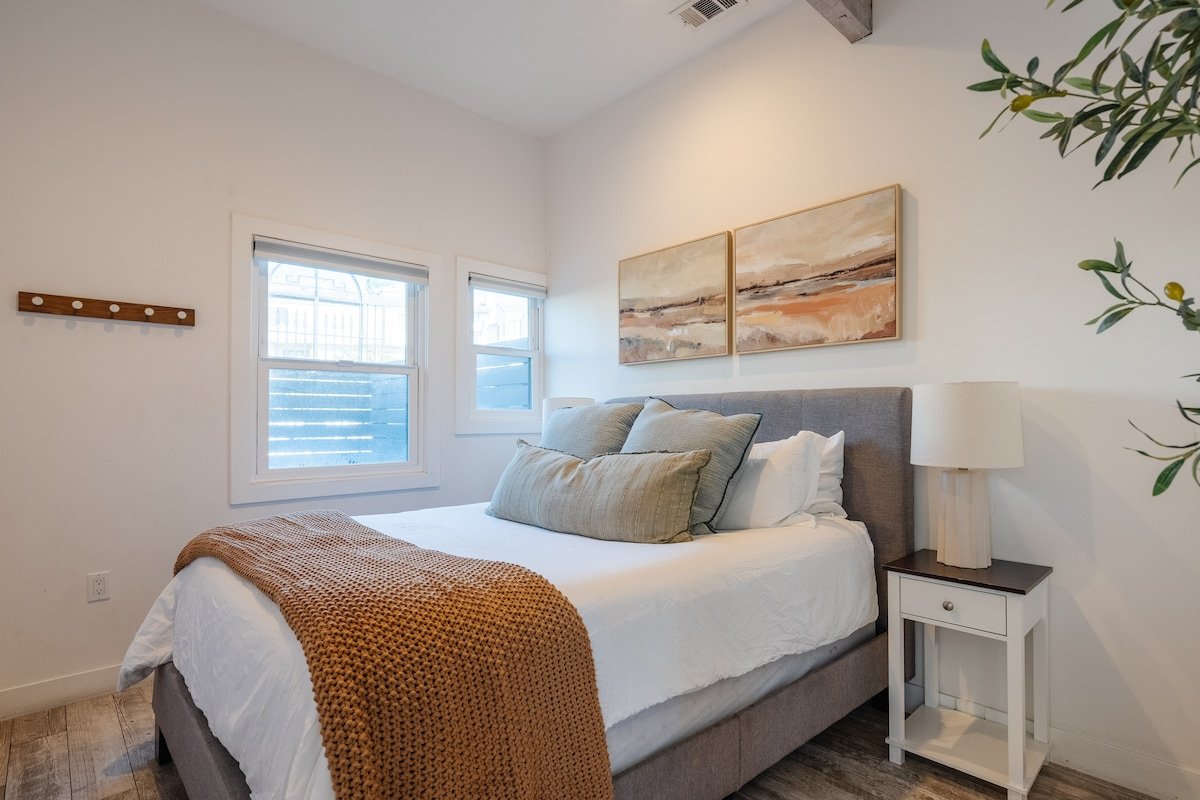 4 Chic Apartments Steps from Old Town: Sleep 24 gallery image 4