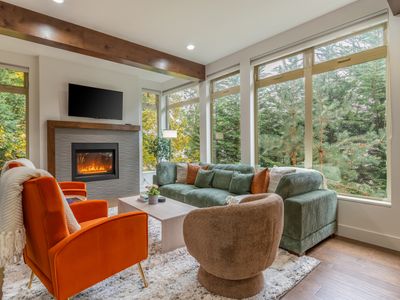 “Luxe Beautiful Large Home – Central District”