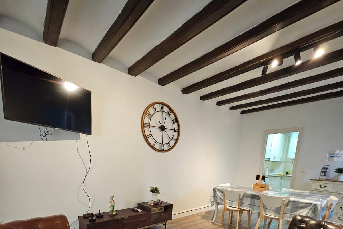 Family Flat Near Ramblas Barcelona 2 rooms gallery image 3