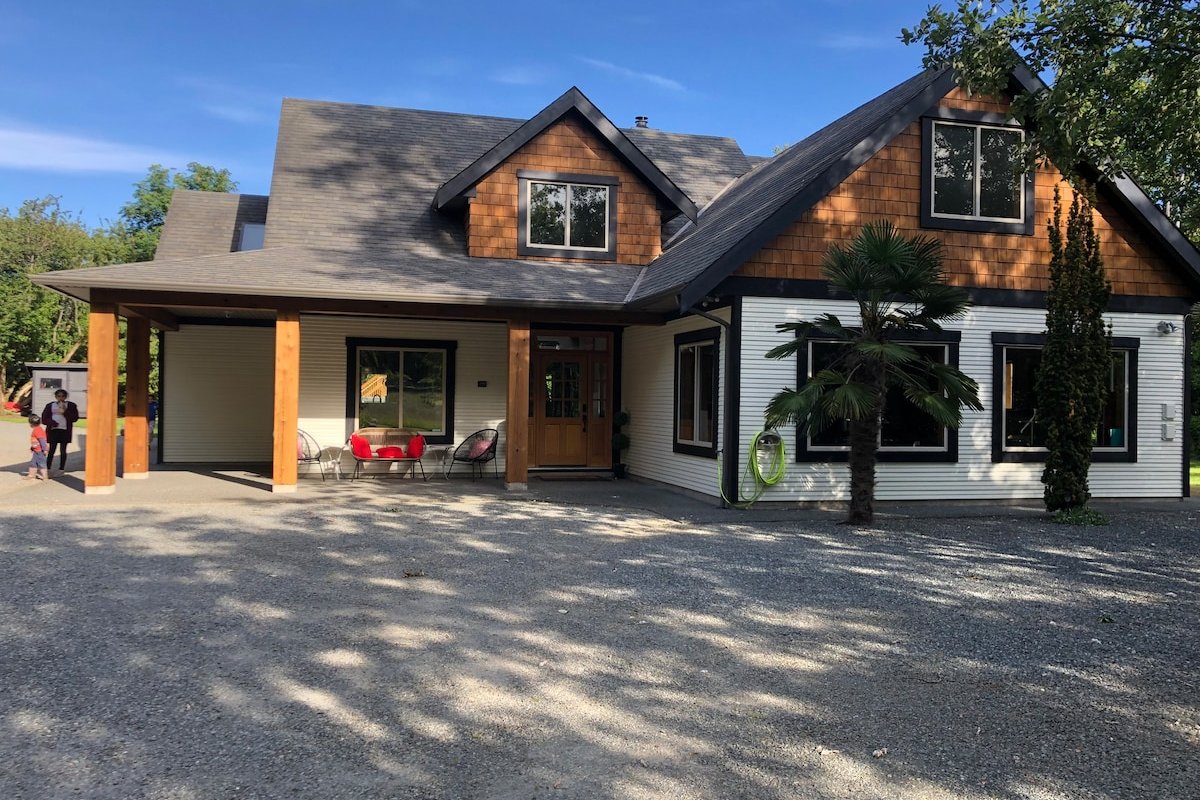 5 BR Farmhouse w/ Pool & Hot tub gallery image 2