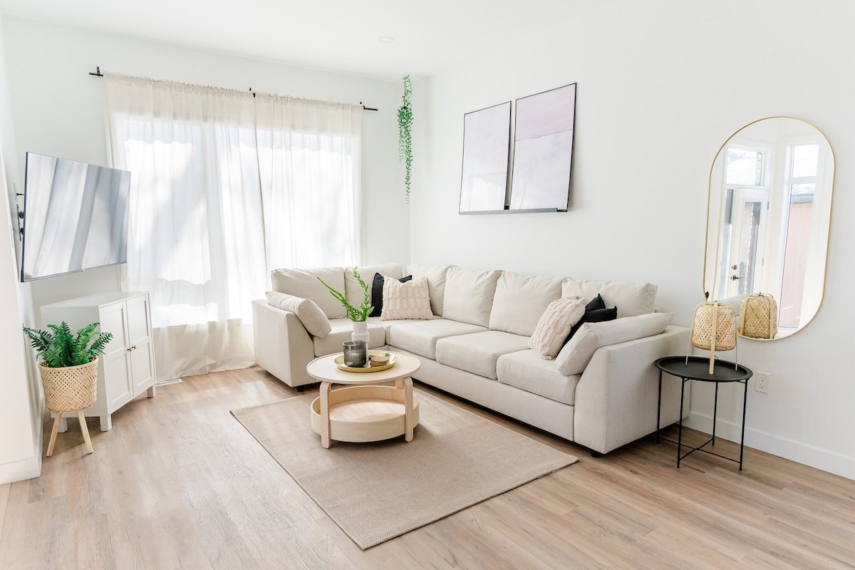 *New & Spacious | Free Parking | 7min to Downtown* gallery image 3